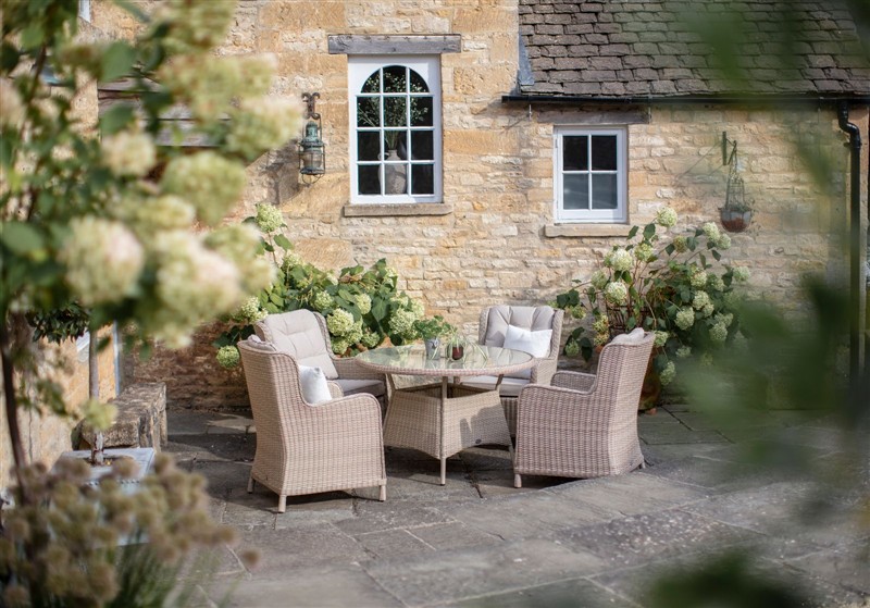 Bramblecrest Chedworth 4 Seat Dining Set - Sandstone - Image 2
