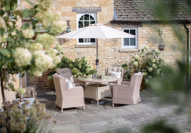 Bramblecrest Chedworth 4 Seat Dining Set - Sandstone - Image 4
